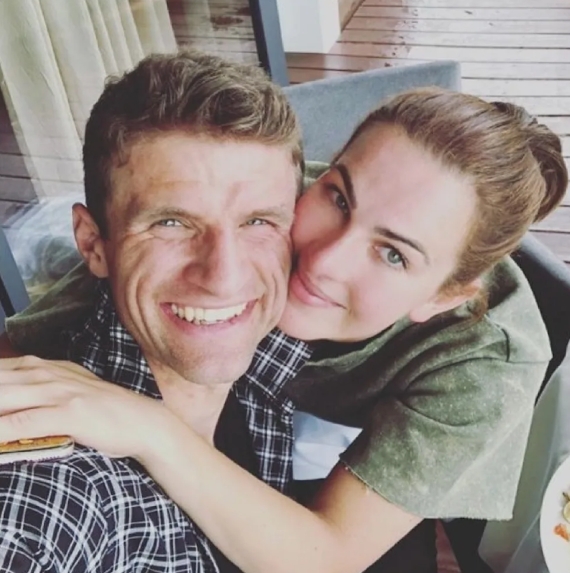 华体会体育-17年婚姻落幕!图片报独家:穆勒与妻子丽萨已和平分手