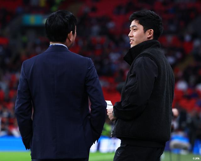 因伤缺阵,远藤航、南野拓实在温布利现场观战日本vs英格兰